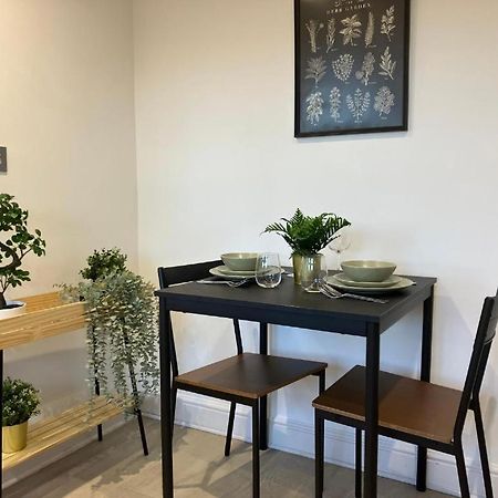 Awesome Refurbished 1 Bed Flat Few Steps To High St ! - 2 East House Daire Epsom Dış mekan fotoğraf