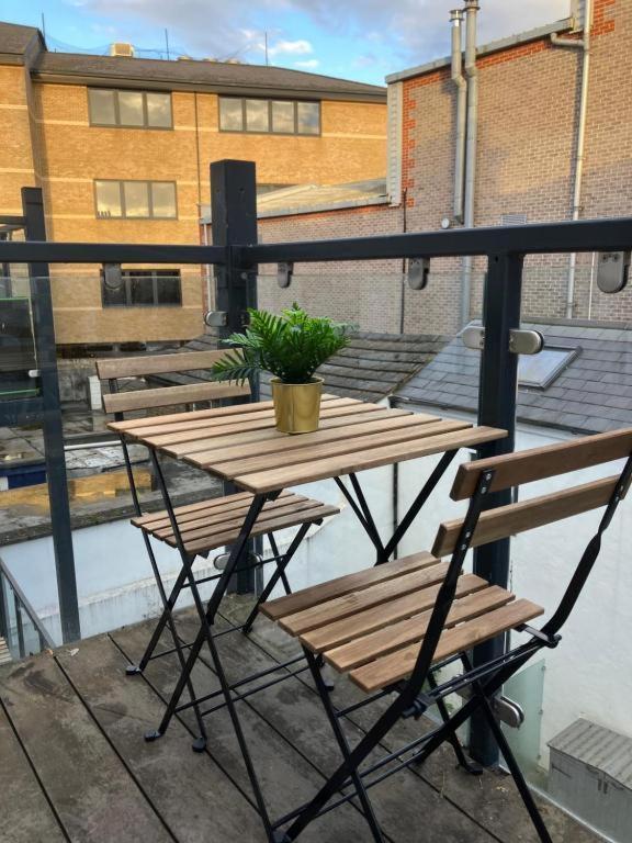 Awesome Refurbished 1 Bed Flat Few Steps To High St ! - 2 East House Daire Epsom Dış mekan fotoğraf