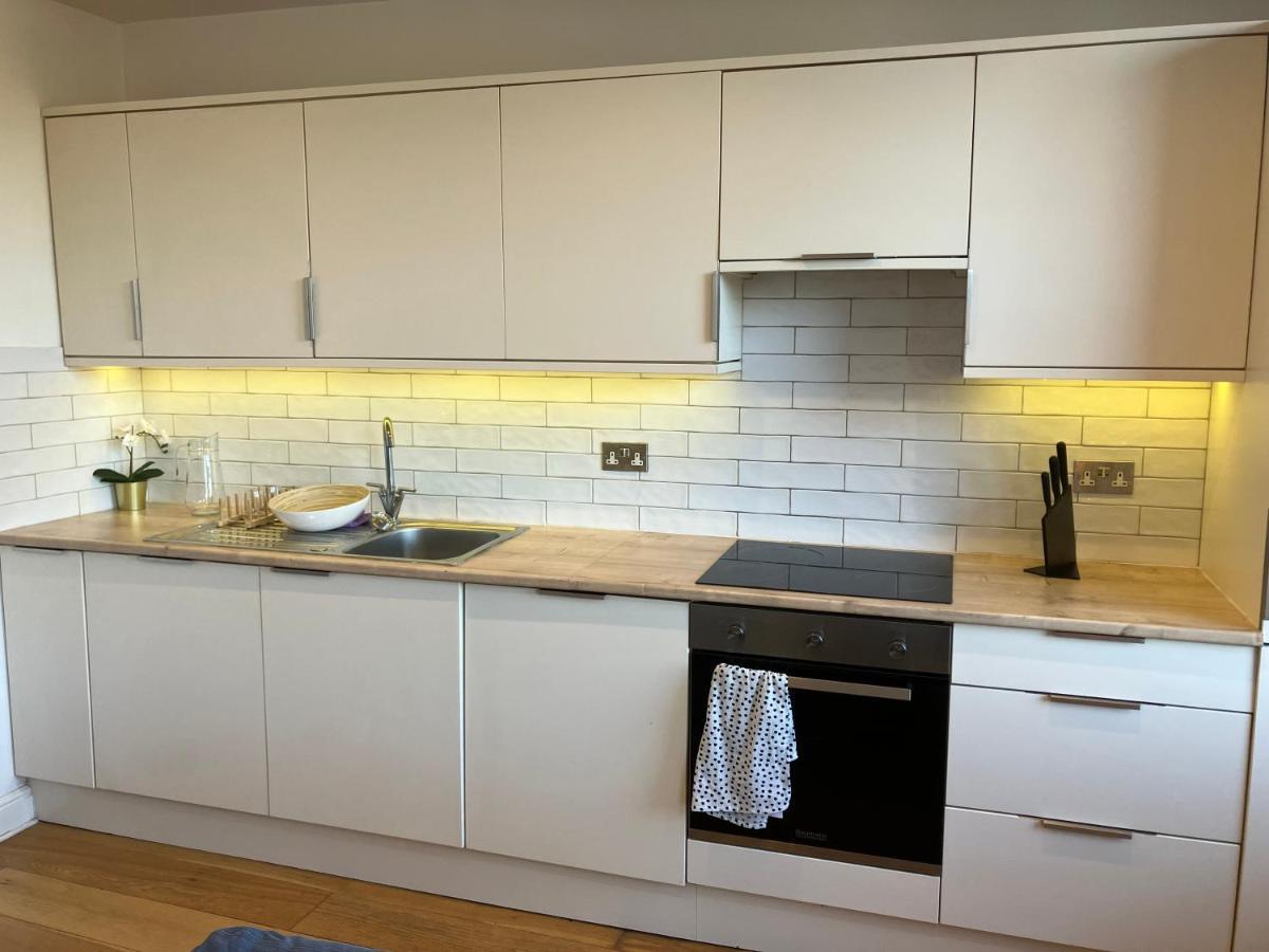 Awesome Refurbished 1 Bed Flat Few Steps To High St ! - 2 East House Daire Epsom Dış mekan fotoğraf