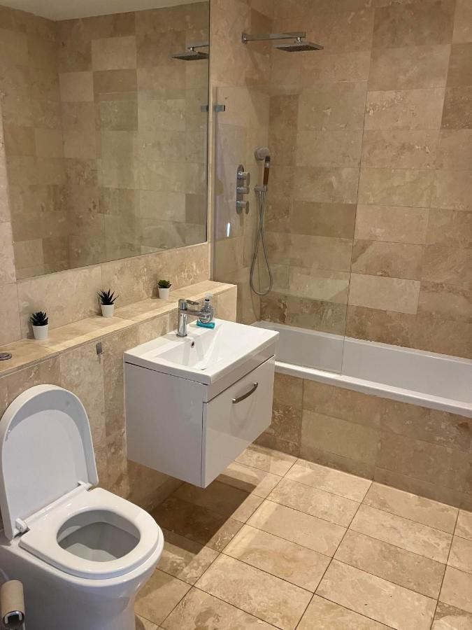 Awesome Refurbished 1 Bed Flat Few Steps To High St ! - 2 East House Daire Epsom Dış mekan fotoğraf